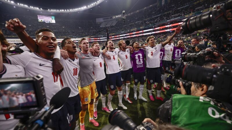 Jogador da Inglaterra se machuca durante comemoração e é retirado de maca
