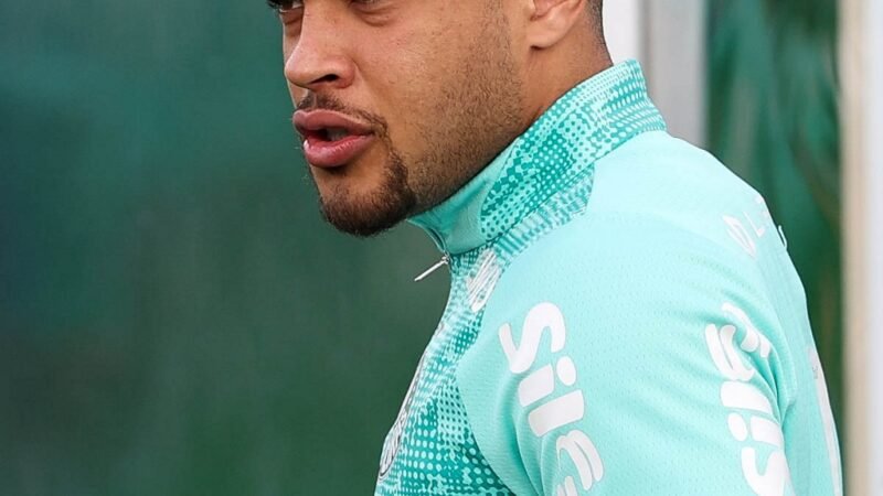 Vitor Roque não viaja com a delegação e desfalca o Palmeiras contra o Coritiba