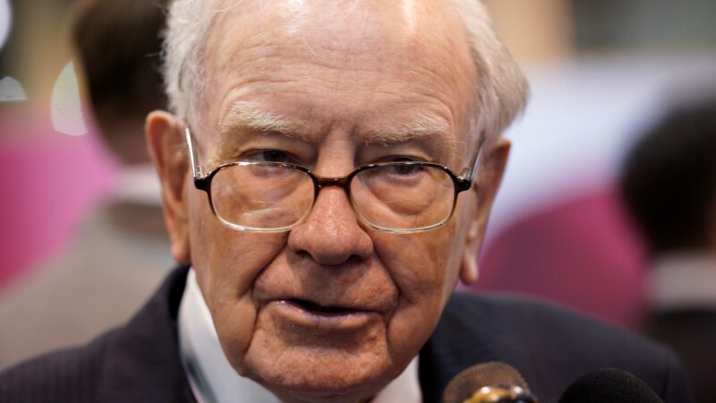Warren Buffett deixa de doar para fundação de Bill Gates após revelações sobre ligação com Jeffrey Epstein