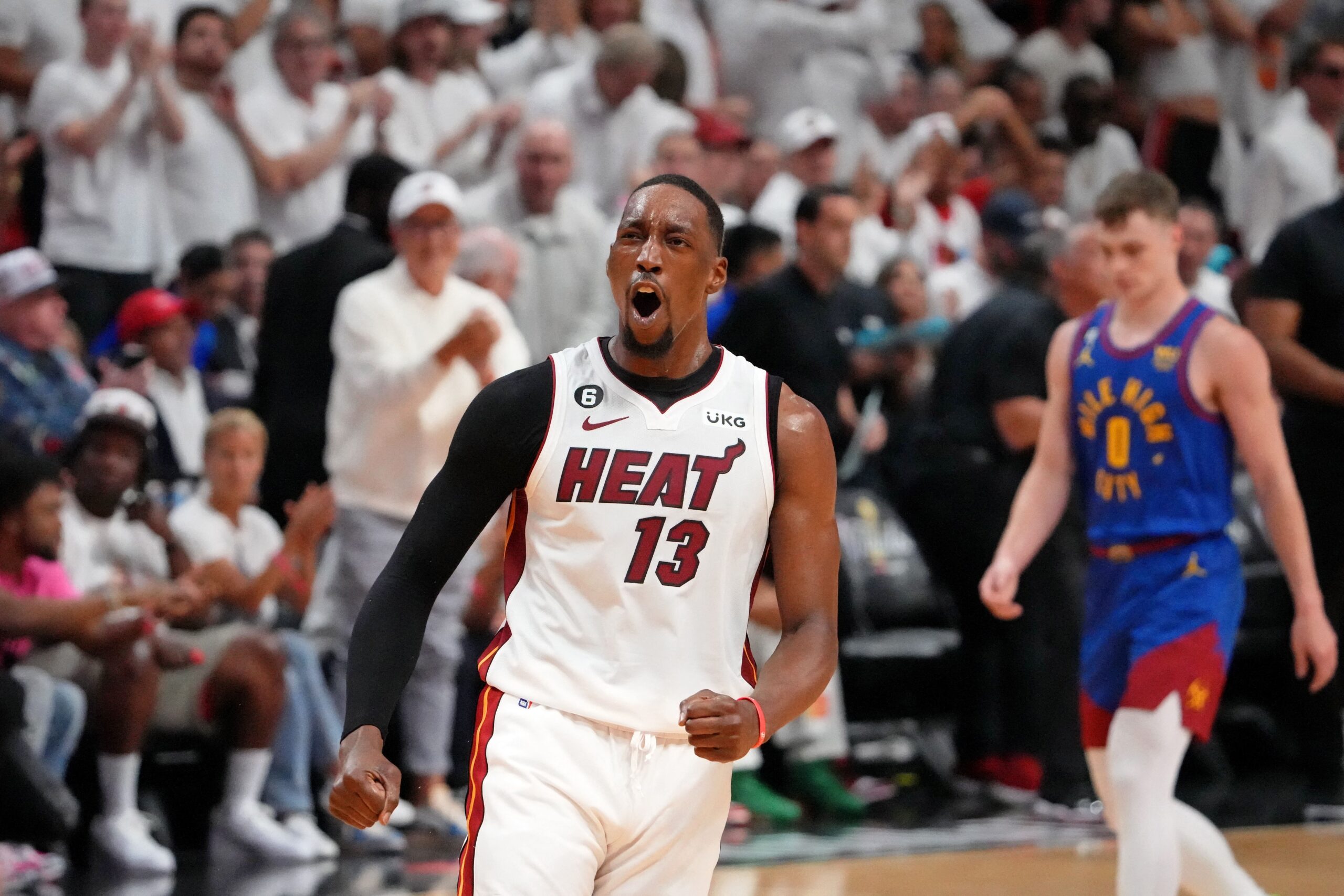 Bam Adebayo agride Tyler Herro em discussão em quadra de hotel
