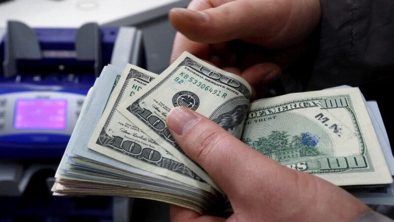 Dólar abre em queda, à espera de novos dados do mercado de trabalho americano
