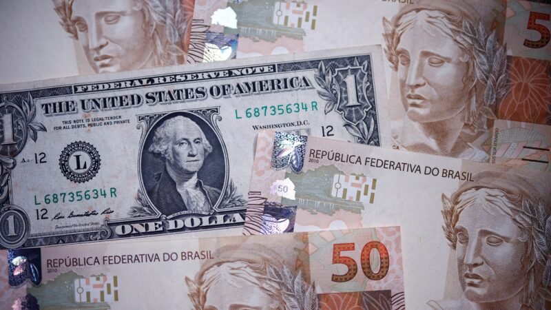 Dólar abre em alta, de olho em petróleo e tensões no Oriente Médio