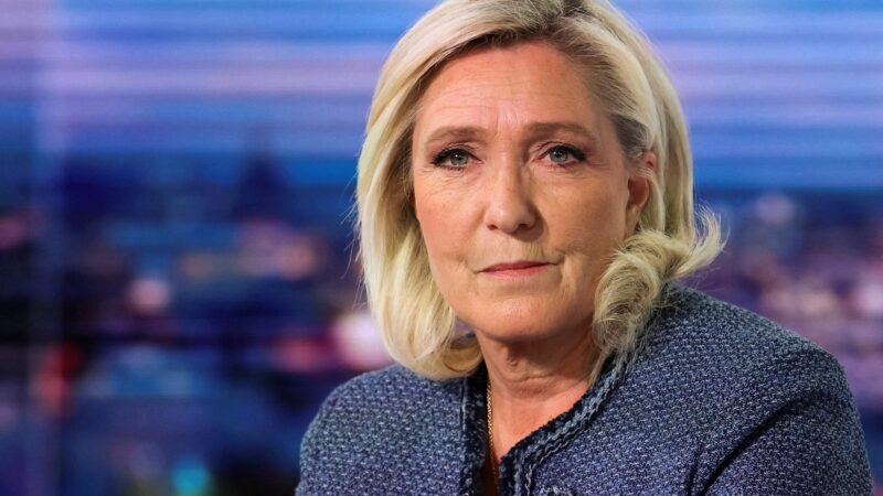 Justiça francesa mantém condenação de Marine Le Pen e impõe uso de tornozeleira, mas reduz período de inelegibilidade