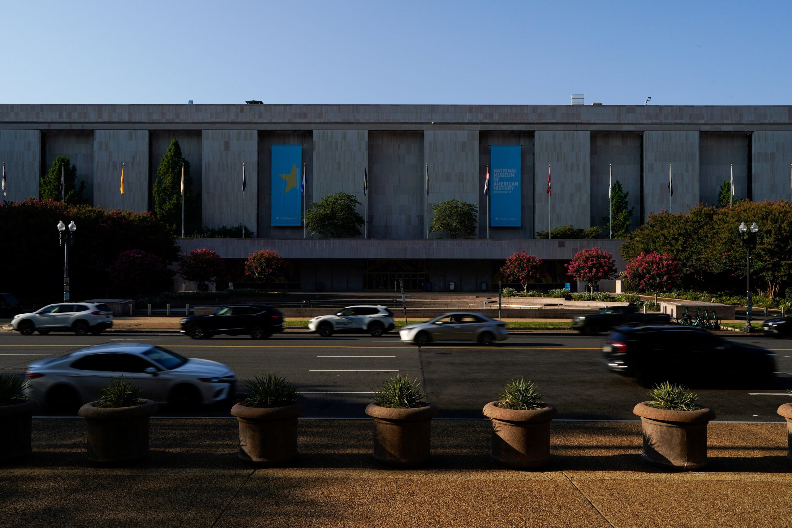 Trump ordena colocação de placas em frente a museu dizendo que exposição contém supostas ‘informações imprecisas’ sobre história dos EUA