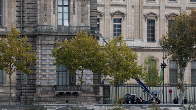 Suspeitos de roubar joias do Museu do Louvre afirmam à polícia que receberiam até 25 mil euros pelo crime, diz jornal
