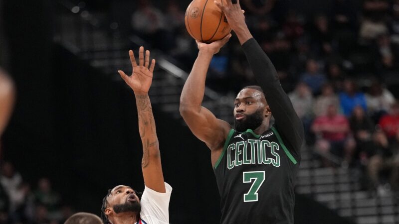 Celtics negociam Jaylen Brown com o 76ers em troca por Paul George e pacotão no Draft, diz portal