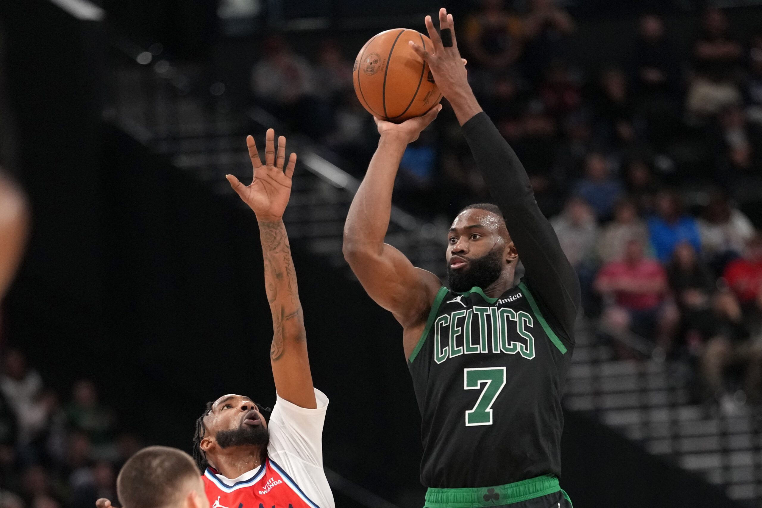 Celtics negociam Jaylen Brown com o 76ers em troca por Paul George e pacotão no Draft, diz portal