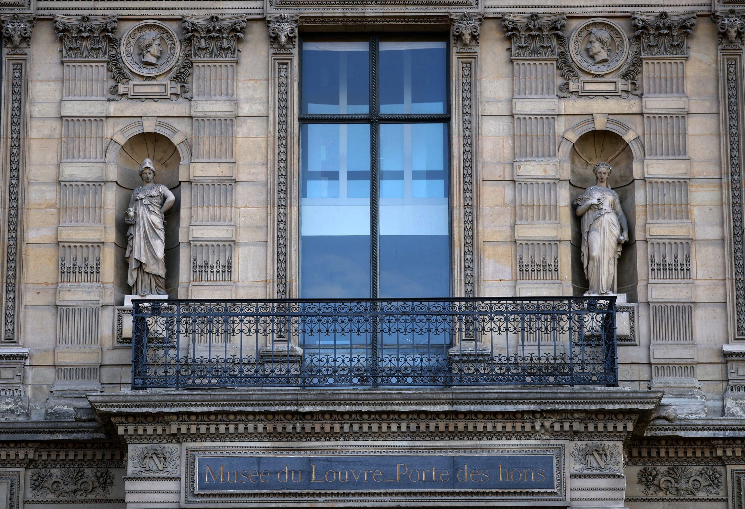 Novo diretor do Louvre anuncia reabertura de galeria saqueada por ladrões em outubro de 2025