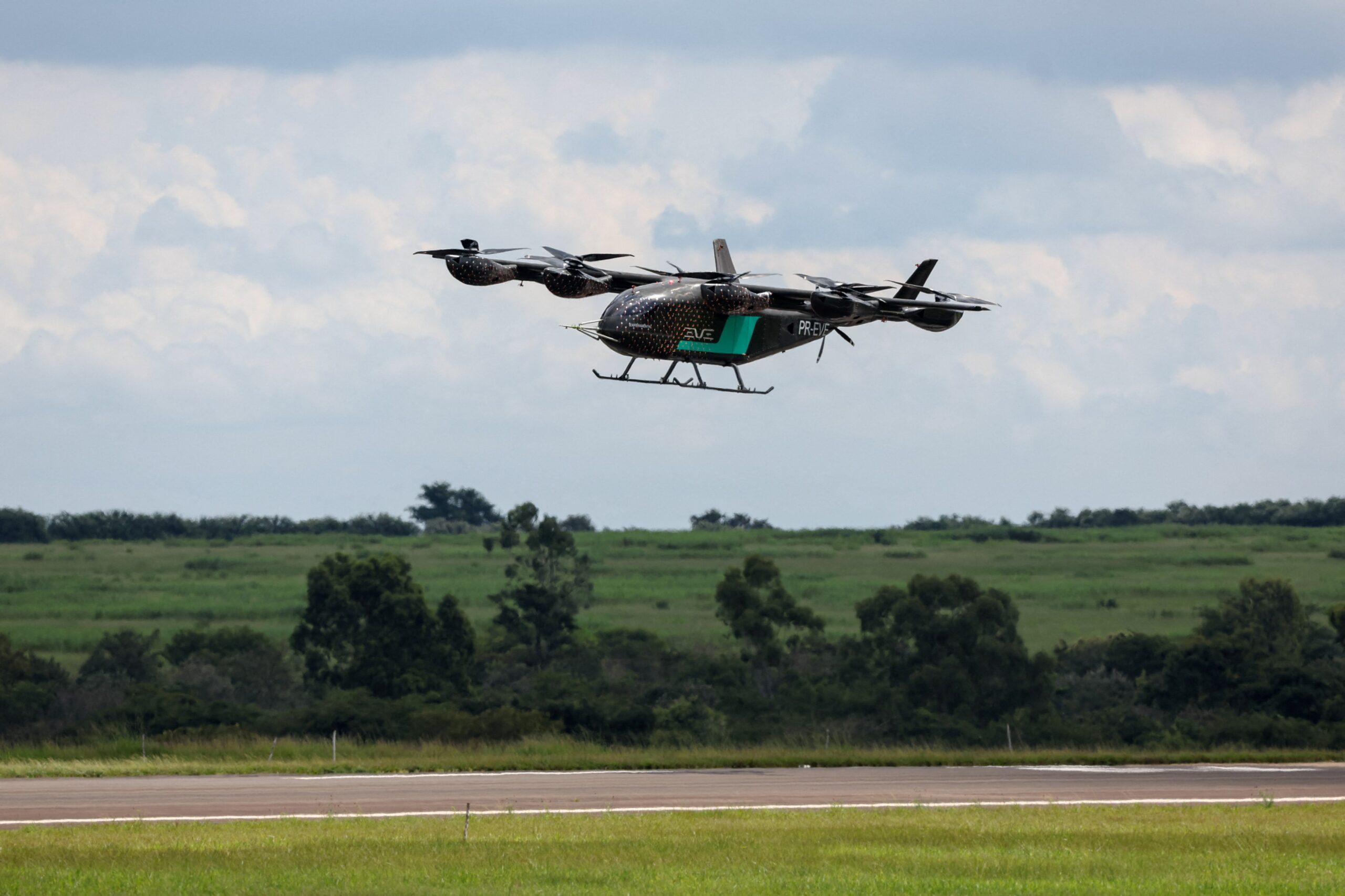 Empresa da Embraer anuncia acordos para encomendas de até 46 ‘carros voadores’ com clientes dos EUA e da Suíça