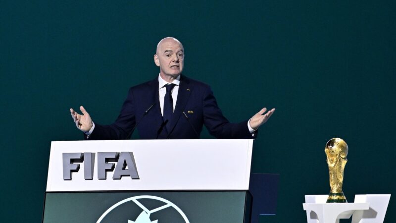 É #FAKE que vídeo mostre presidente da Fifa comemorando vitória da Argentina contra o Egito