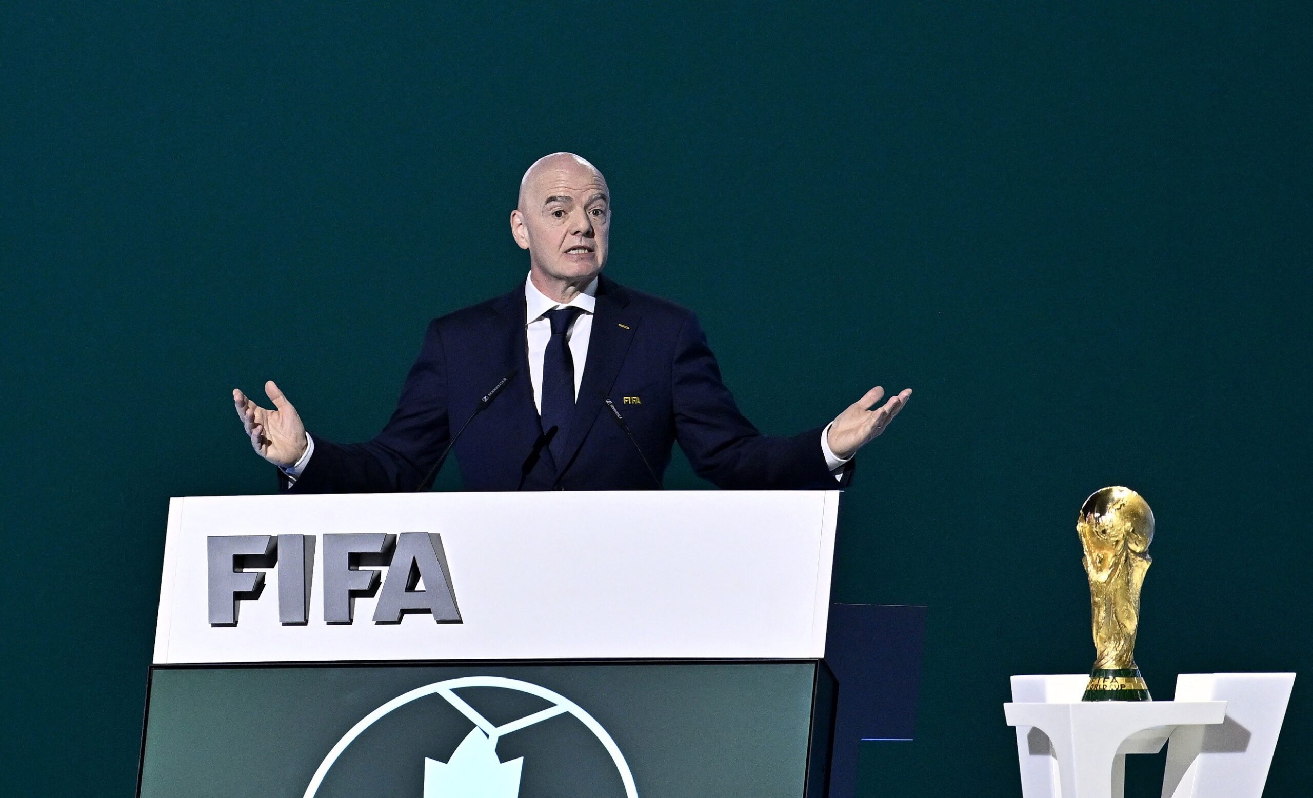 É #FAKE que vídeo mostre presidente da Fifa comemorando vitória da Argentina contra o Egito