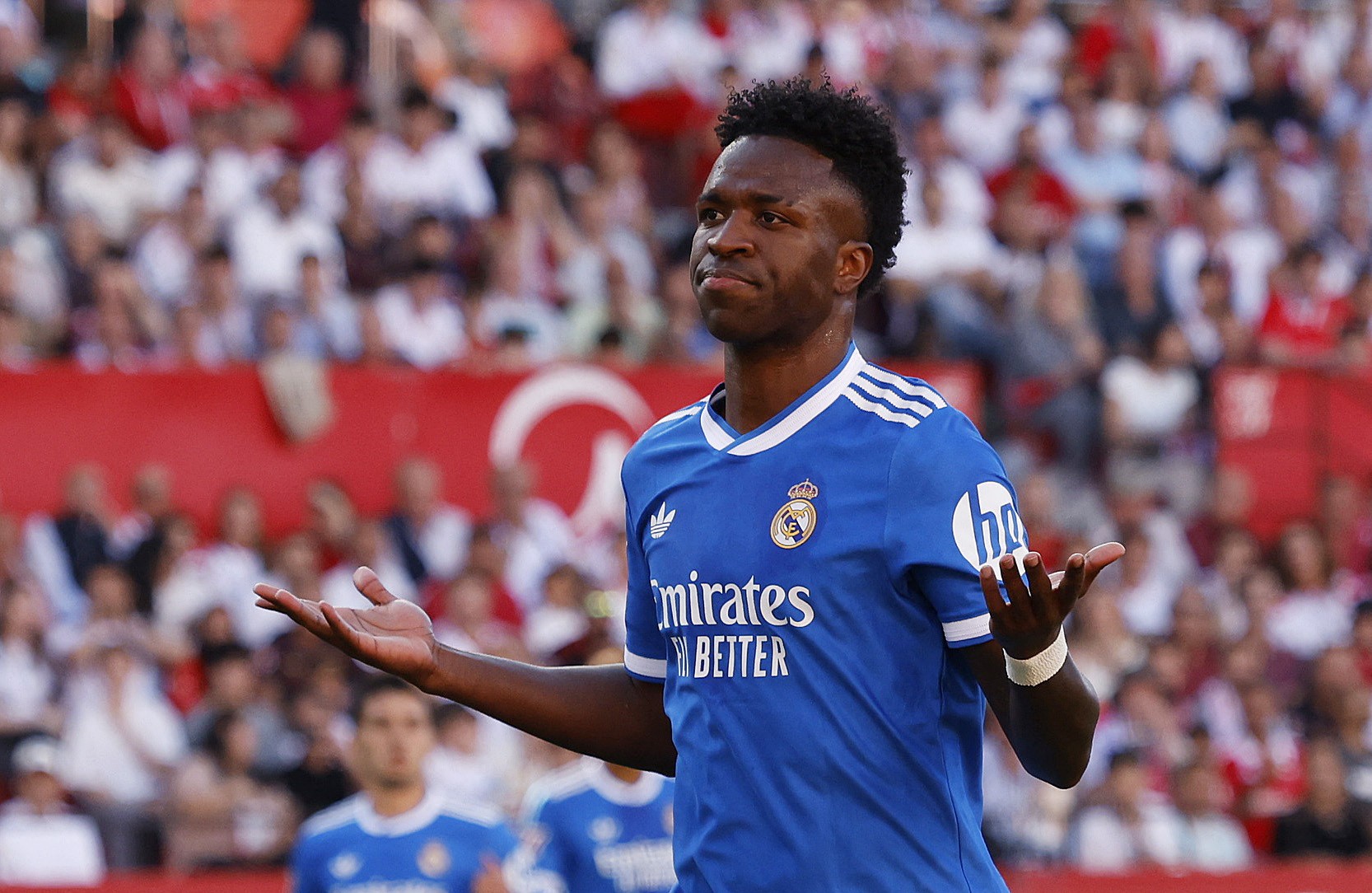 Vini Jr se apresenta na segunda em meio a cabo de guerra com o Real Madrid por renovação