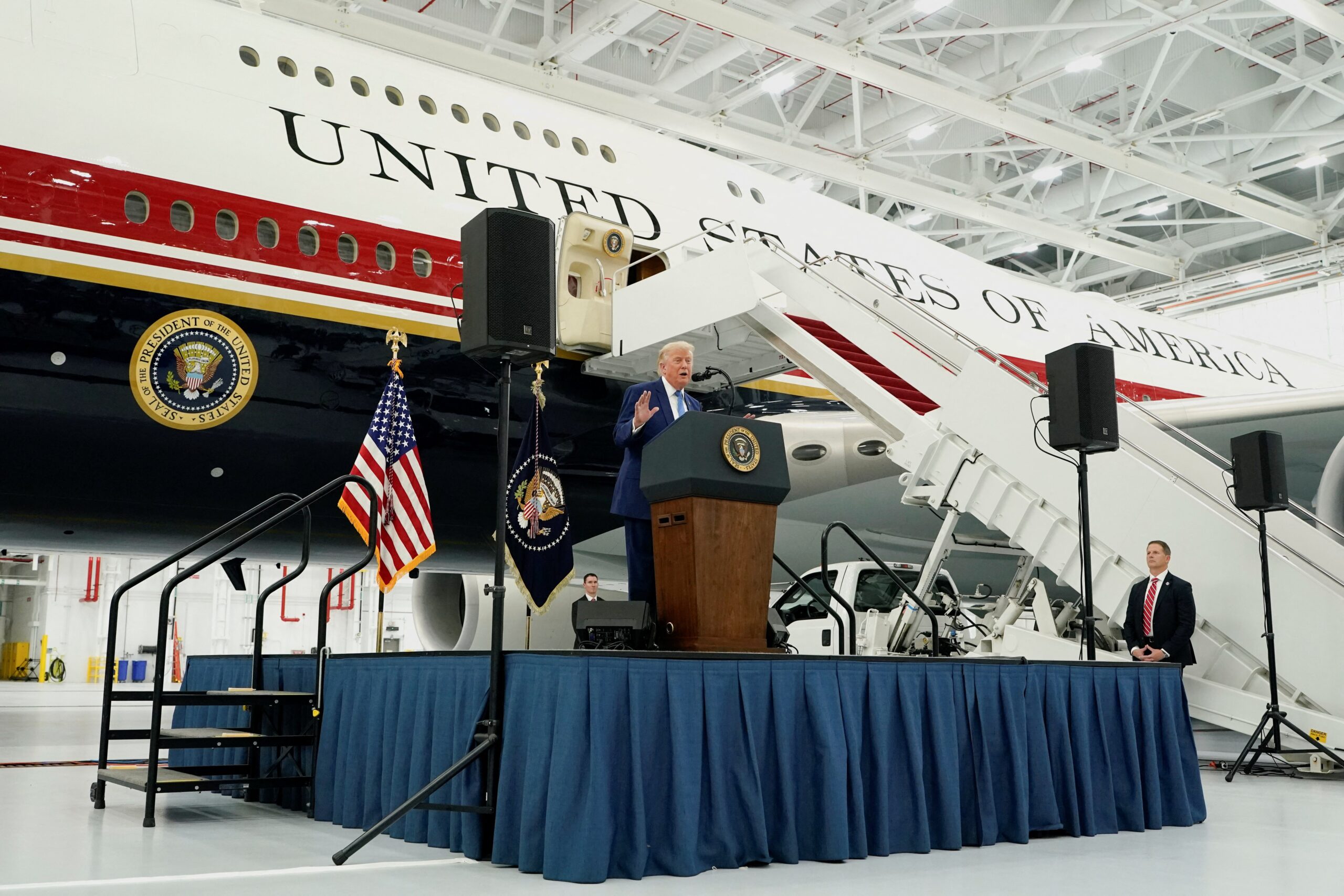 Trump faz primeiro voo em novo Air Force One de US$ 400 milhões doado pelo Catar