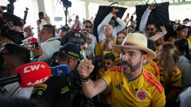 Presidente eleito da Colômbia suspende transição com governo Petro