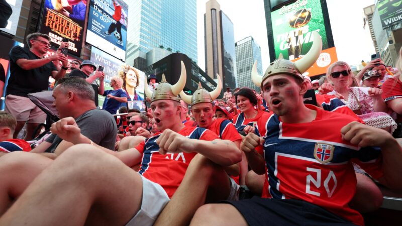 Remada viking, estátua humana e mais: veja as torcidas que viralizaram na Copa do Mundo
