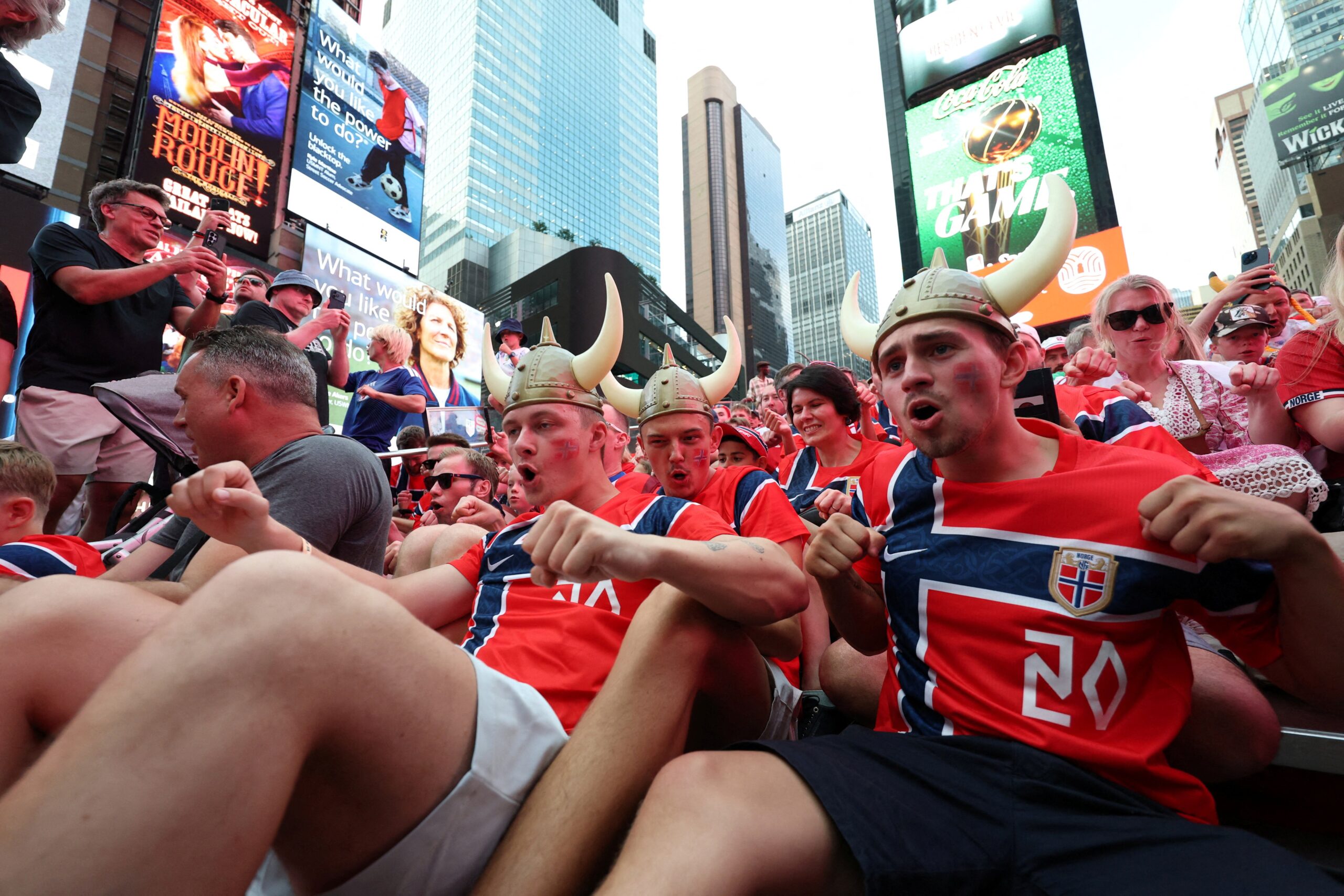 Remada viking, estátua humana e mais: veja as torcidas que viralizaram na Copa do Mundo