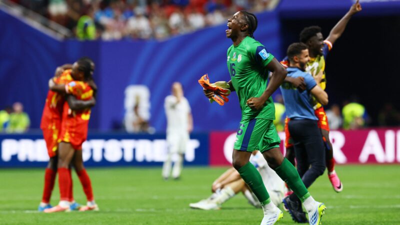 Especialista em pênaltis, goleiro da RD Congo já foi de “traidor” a herói