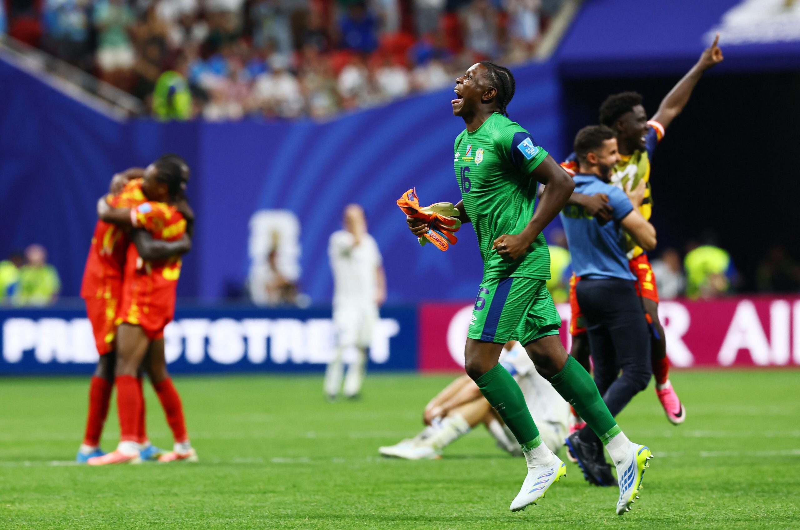 Especialista em pênaltis, goleiro da RD Congo já foi de “traidor” a herói