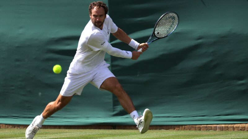 Conheça Roman Safiullin, adversário de João Fonseca em Wimbledon e fã de Harry Potter e carros