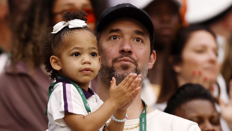 Serena Williams volta a Wimbledon após quatro anos, empolga a torcida, mas é eliminada na 1ª rodada