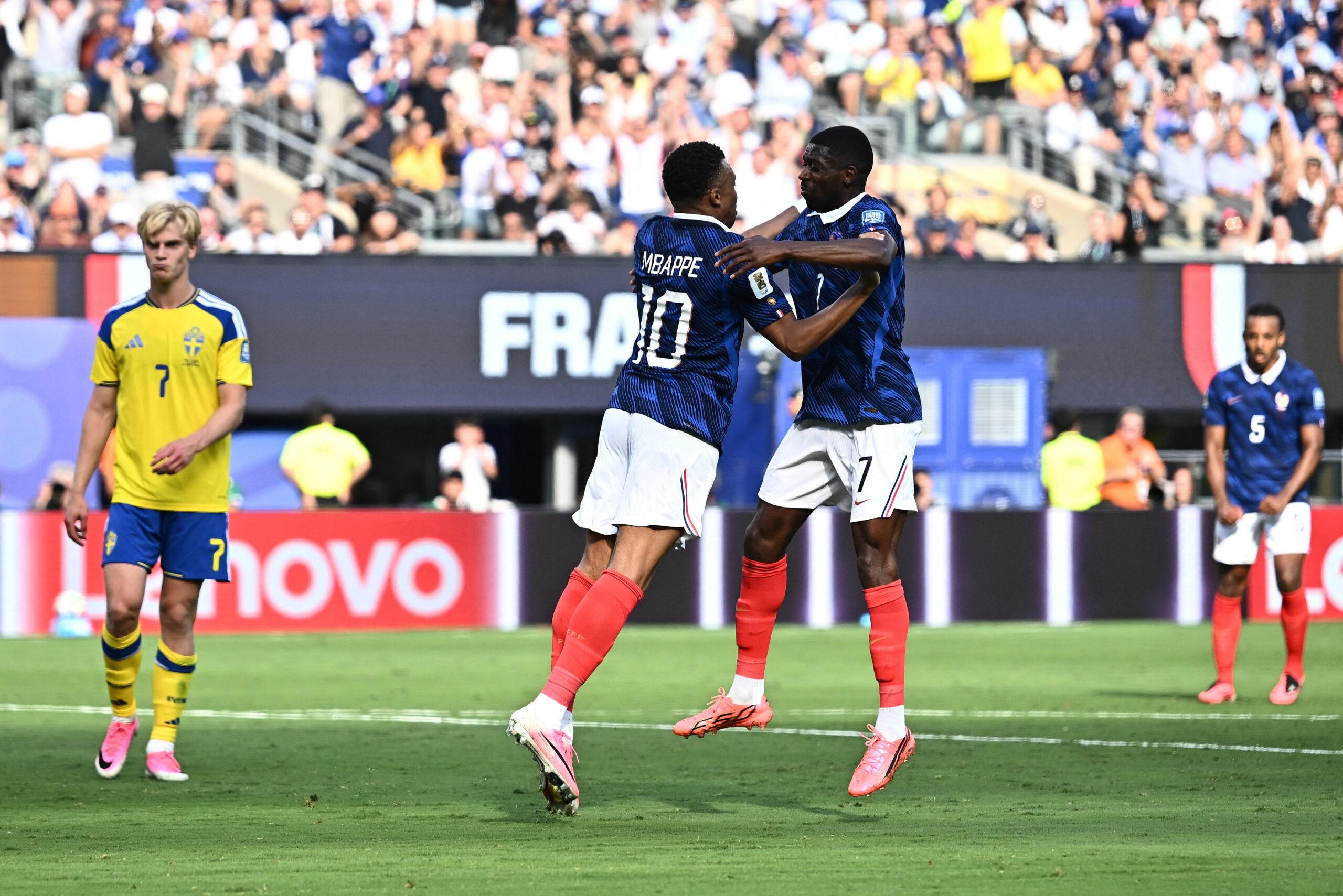 Quem para? Dupla artilheira da França só não fez mais gols que duas seleções nesta Copa