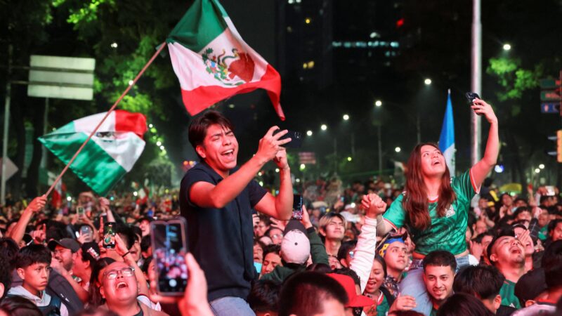Mexicanos preparam mosaico de bandeiras para Inglaterra reviver o “Fantasma do Azteca”