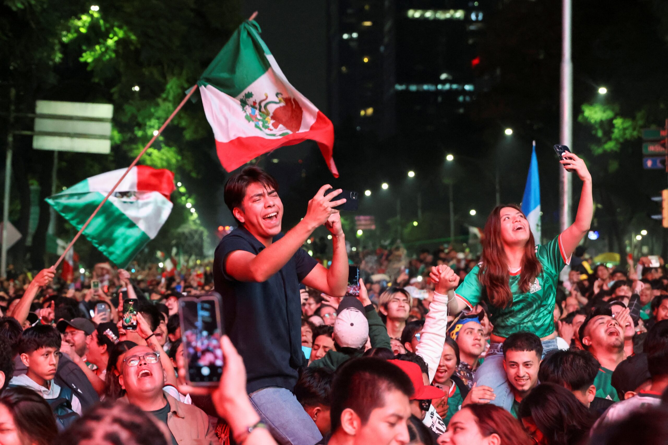 Mexicanos preparam mosaico de bandeiras para Inglaterra reviver o “Fantasma do Azteca”