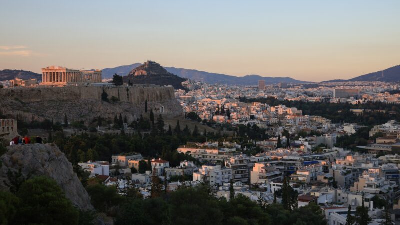 Homem esfaqueia turistas perto da Acrópole em Atenas, na Grécia