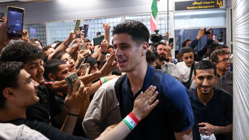 Seleção iraniana é recebida com festa no retorno a Teerã após Copa do Mundo