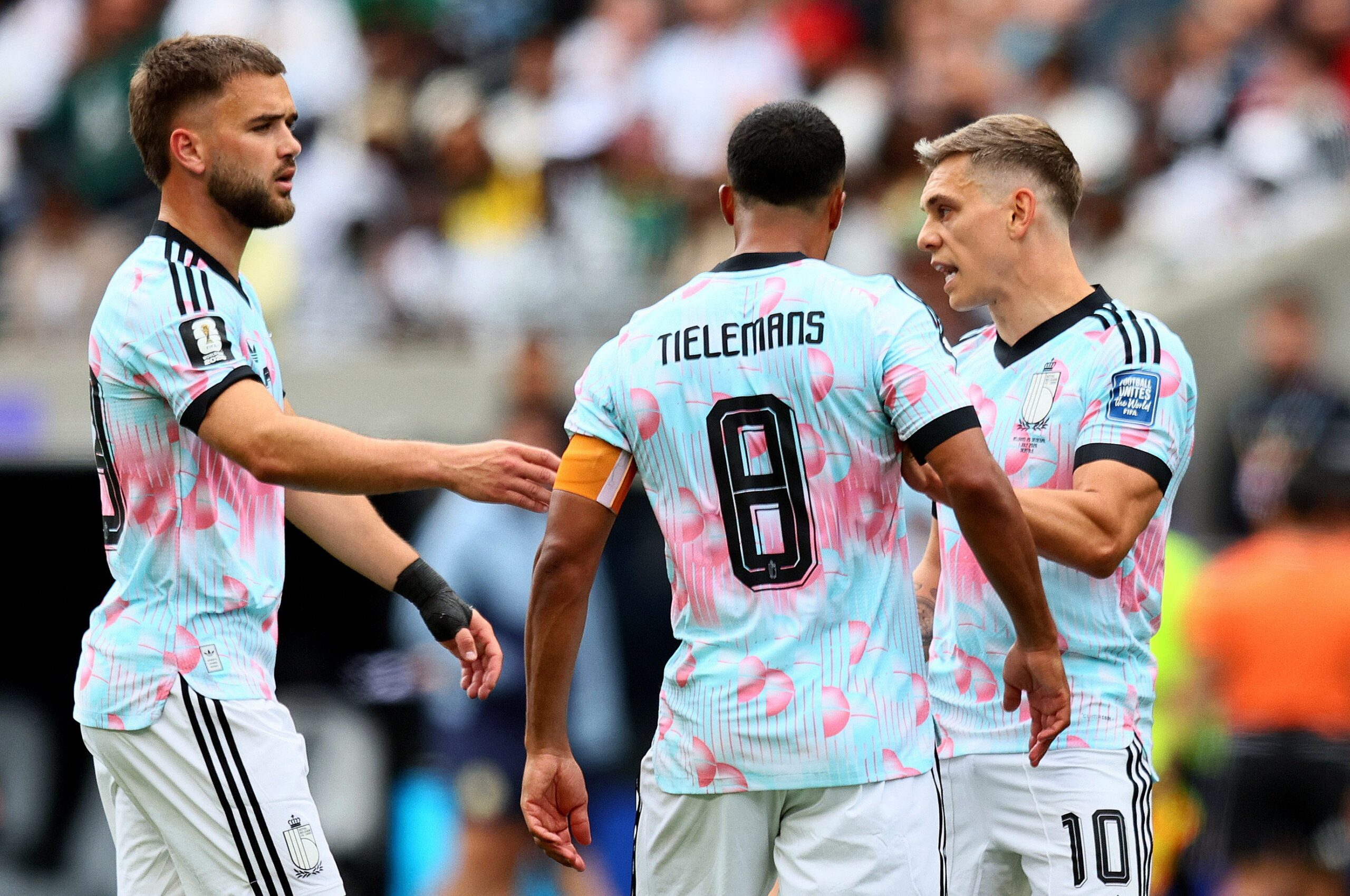 Jogadores da Bélgica discutem durante jogo da Copa do Mundo; veja o vídeo