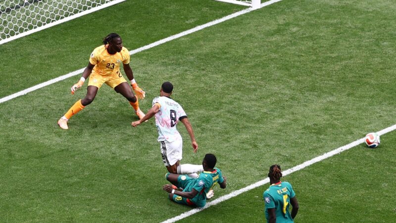 VAR brasileiro recomenda revisão, e árbitro dá pênalti para Bélgica no fim da prorrogação