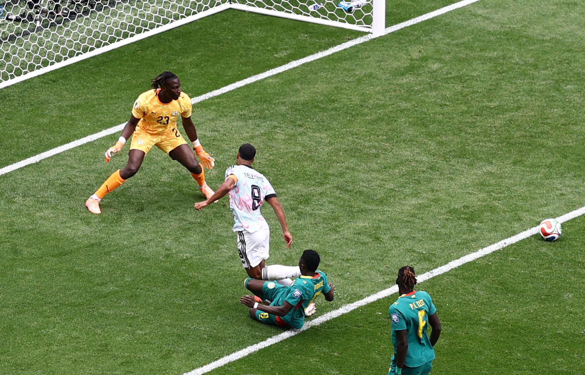 VAR brasileiro recomenda revisão, e árbitro dá pênalti para Bélgica no fim da prorrogação