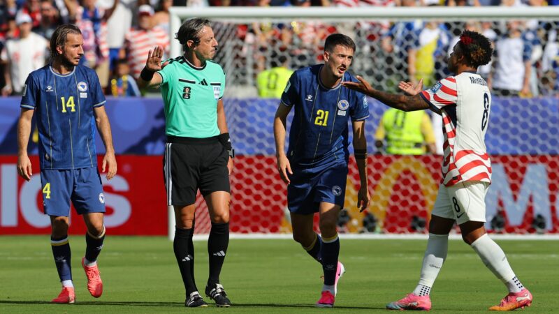 Árbitros brasileiros chegam a quatro expulsões na Copa 2026 e lideram ranking por país