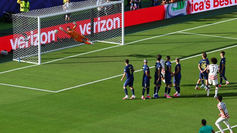 Meia dos Estados Unidos precisou trocar de chuteira pouco antes de marcar gol de falta; entenda