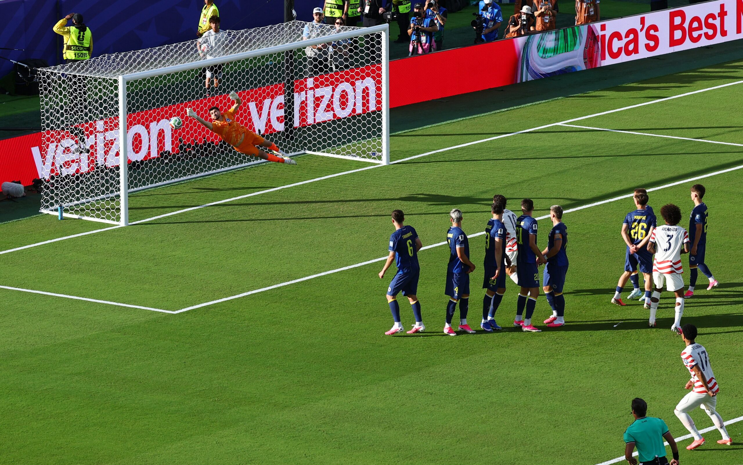 Meia dos Estados Unidos precisou trocar de chuteira pouco antes de marcar gol de falta; entenda