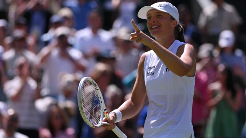 Swiatek vence duelo entre ex-líderes do ranking em Wimbledon e alcança feito raro em Grand Slams