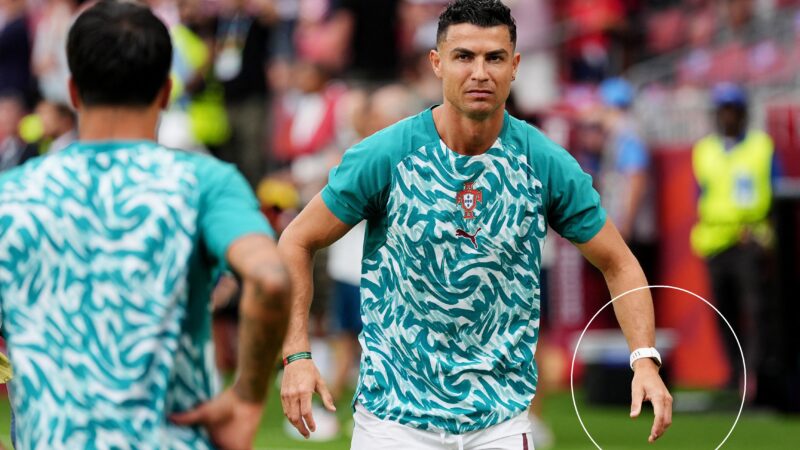 Parece relógio, mas não é: entenda pulseira que CR7 usa durante aquecimento
