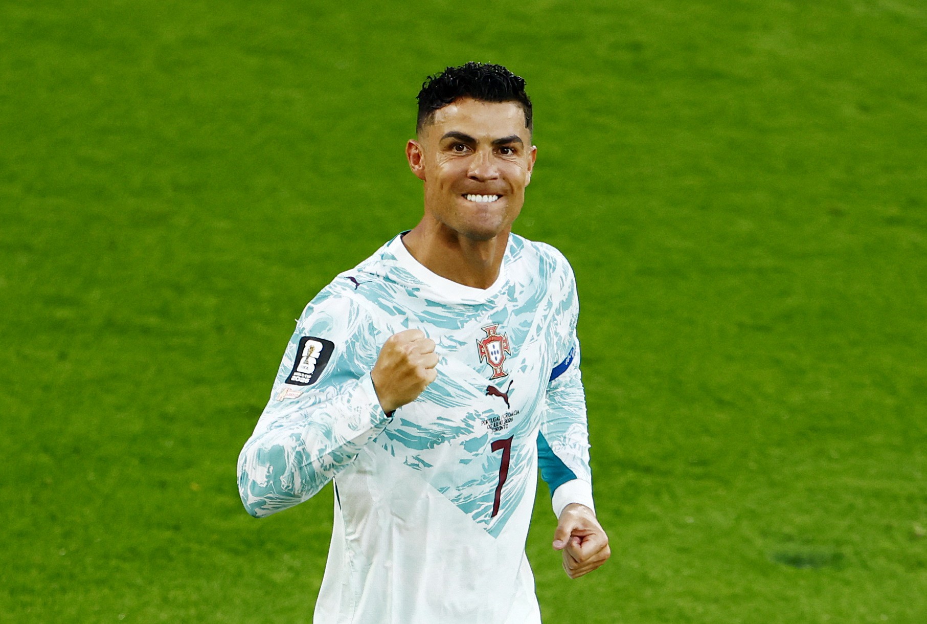 Cristiano Ronaldo aparece em sacada após classificação e faz a festa de torcedores; vídeo