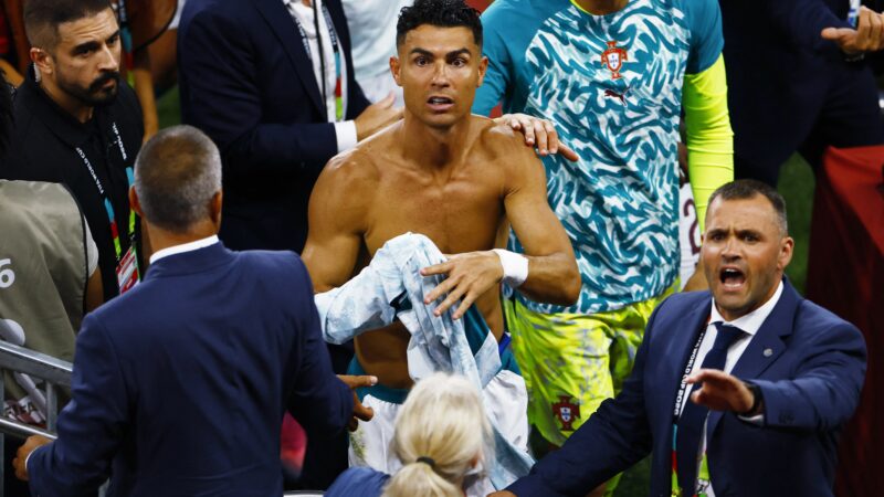 Cristiano Ronaldo manda entregar camisa para sua irmã “brasileira” na arquibancada