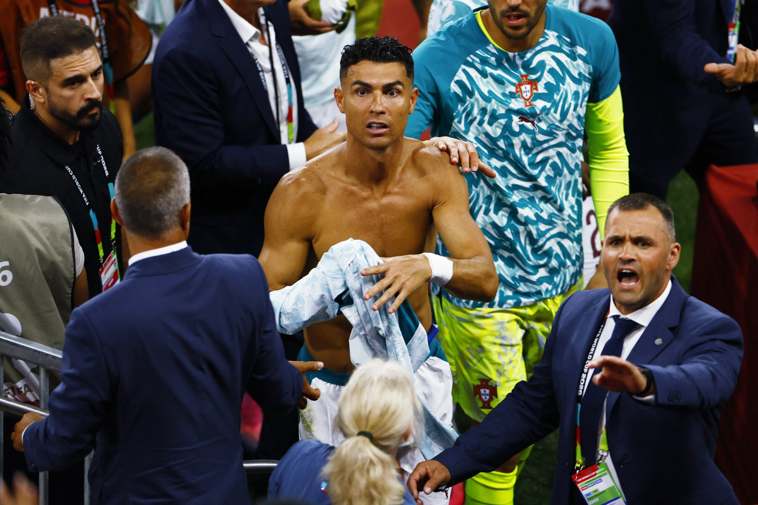 Cristiano Ronaldo manda entregar camisa para sua irmã “brasileira” na arquibancada