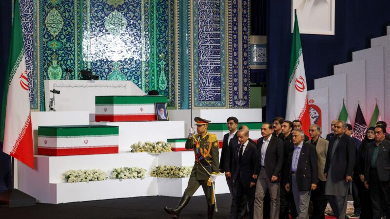 VÍDEO: presidente e membros do governo do Irã choram em frente a caixão de Ali Khamenei