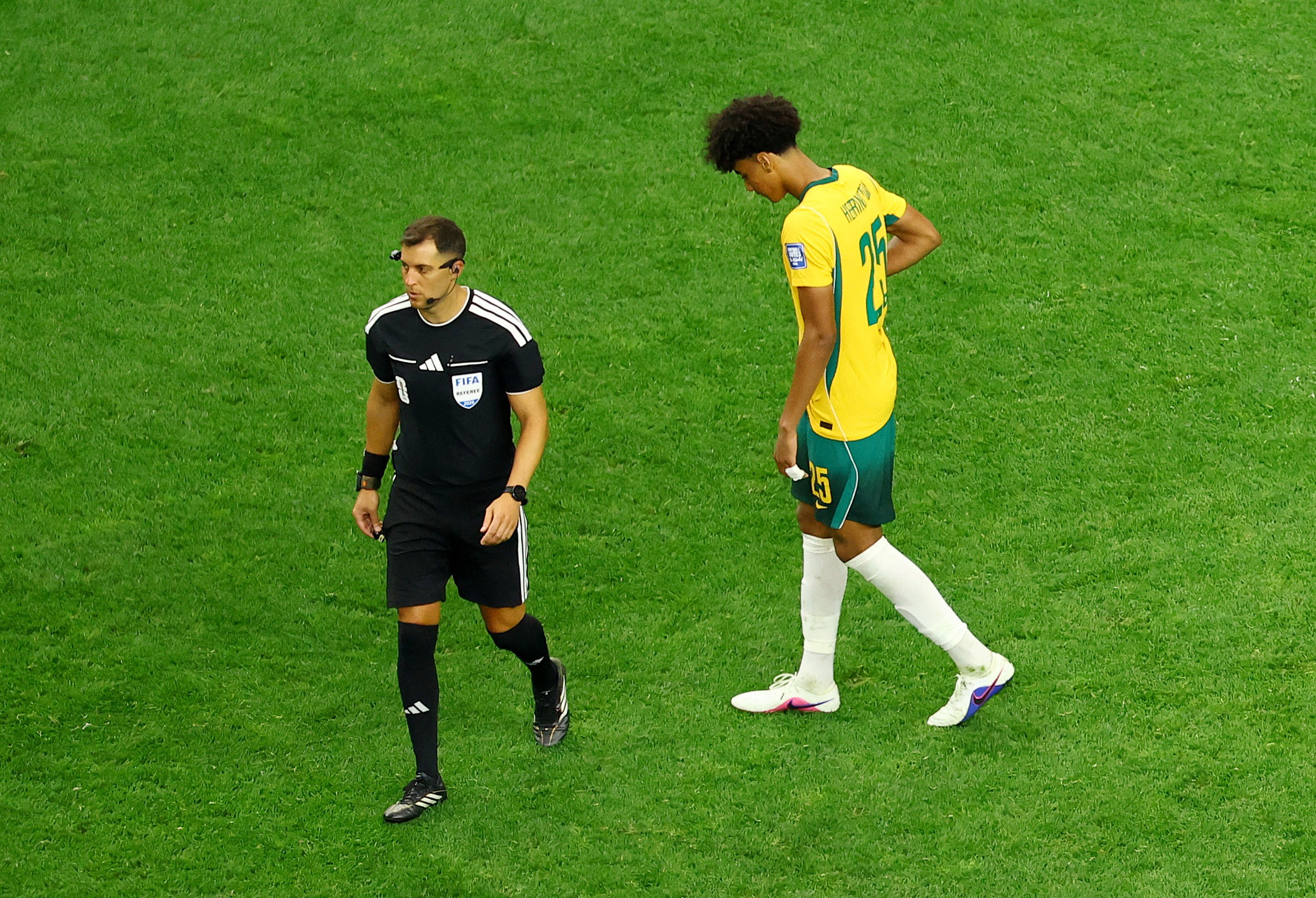 Ibrahimovic manda recado para zagueiro da Austrália na mira do Barcelona e que perdeu pênalti: “É o melhor”