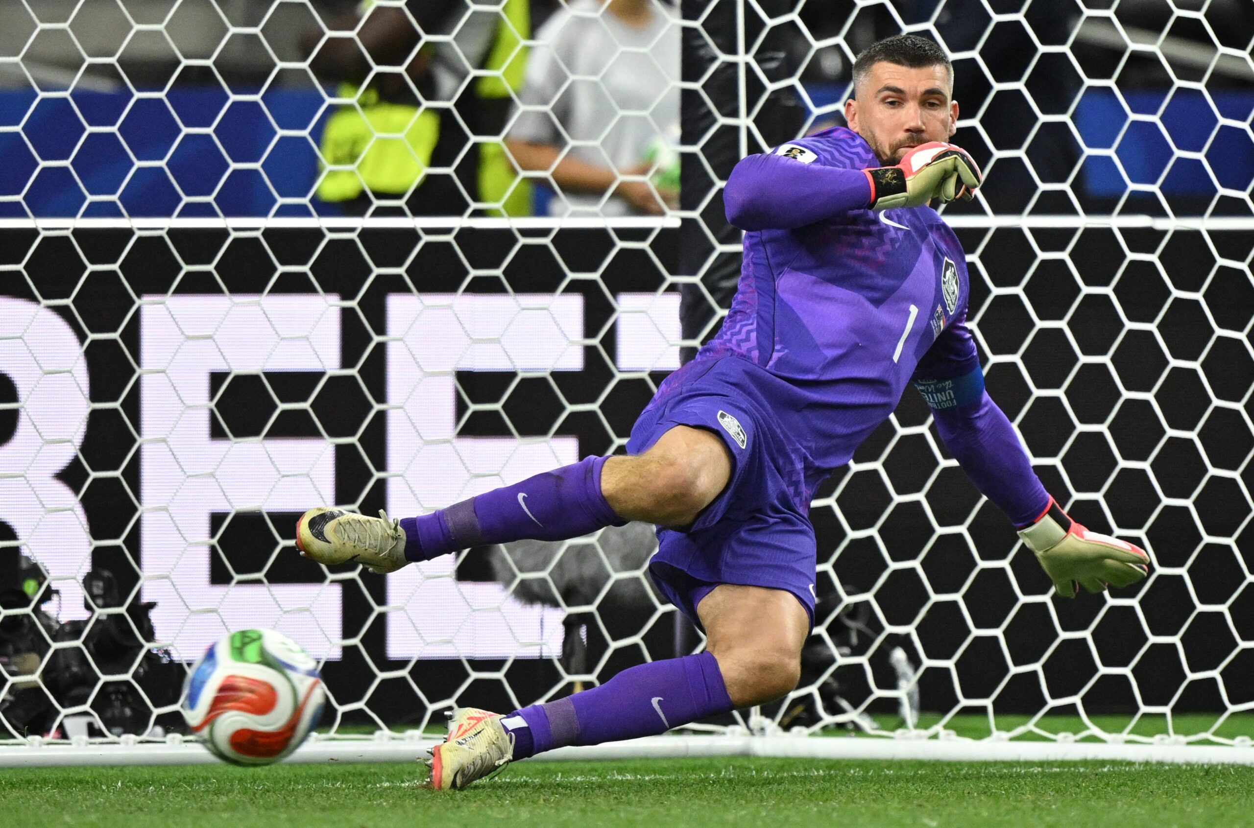 Bom em pênaltis? Veja histórico do goleiro da Austrália que entrou e não defendeu nenhuma cobrança