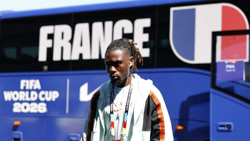 Medalhista olímpico, fã de Mbappé e cobiçado no mercado: quem é Manu Koné, novo titular da França
