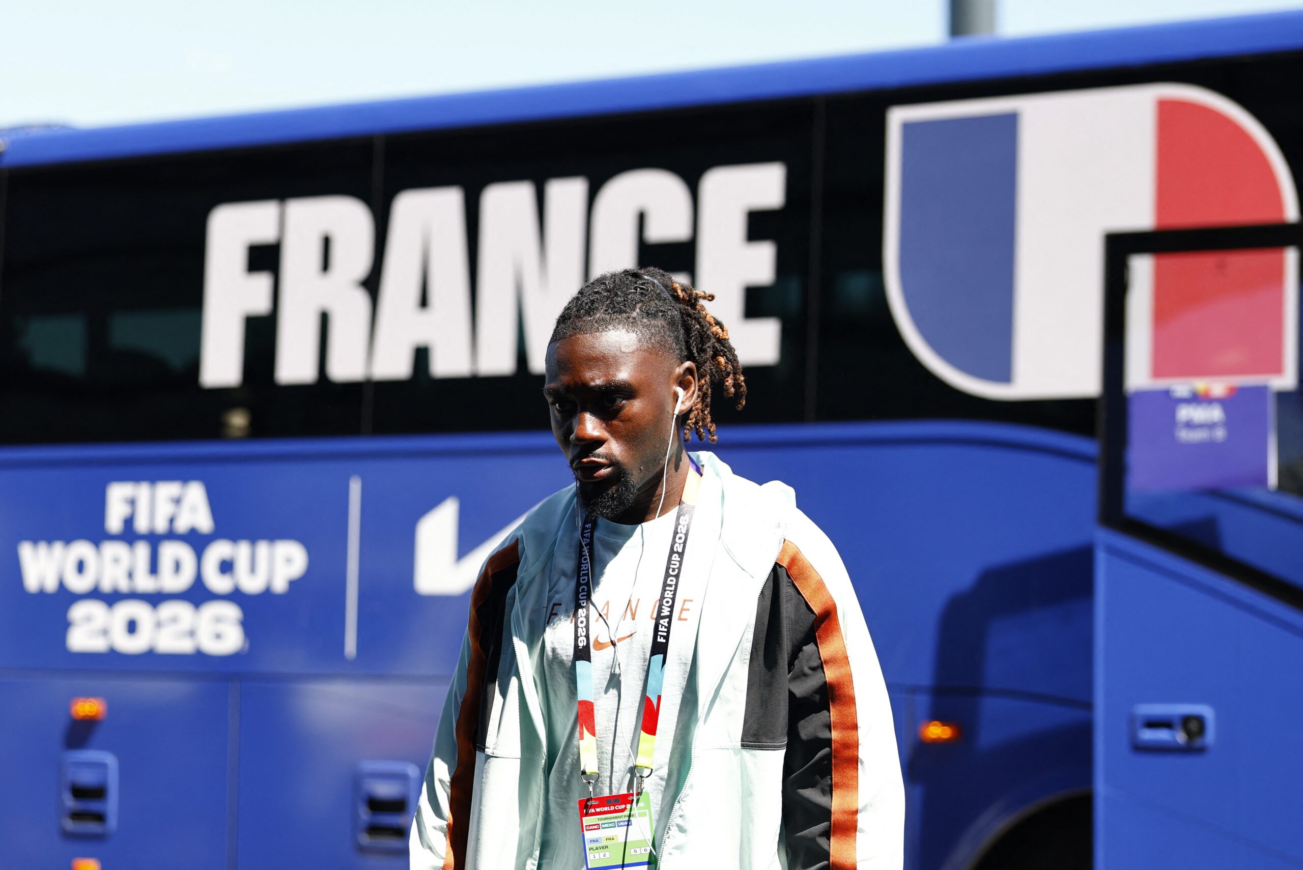Medalhista olímpico, fã de Mbappé e cobiçado no mercado: quem é Manu Koné, novo titular da França