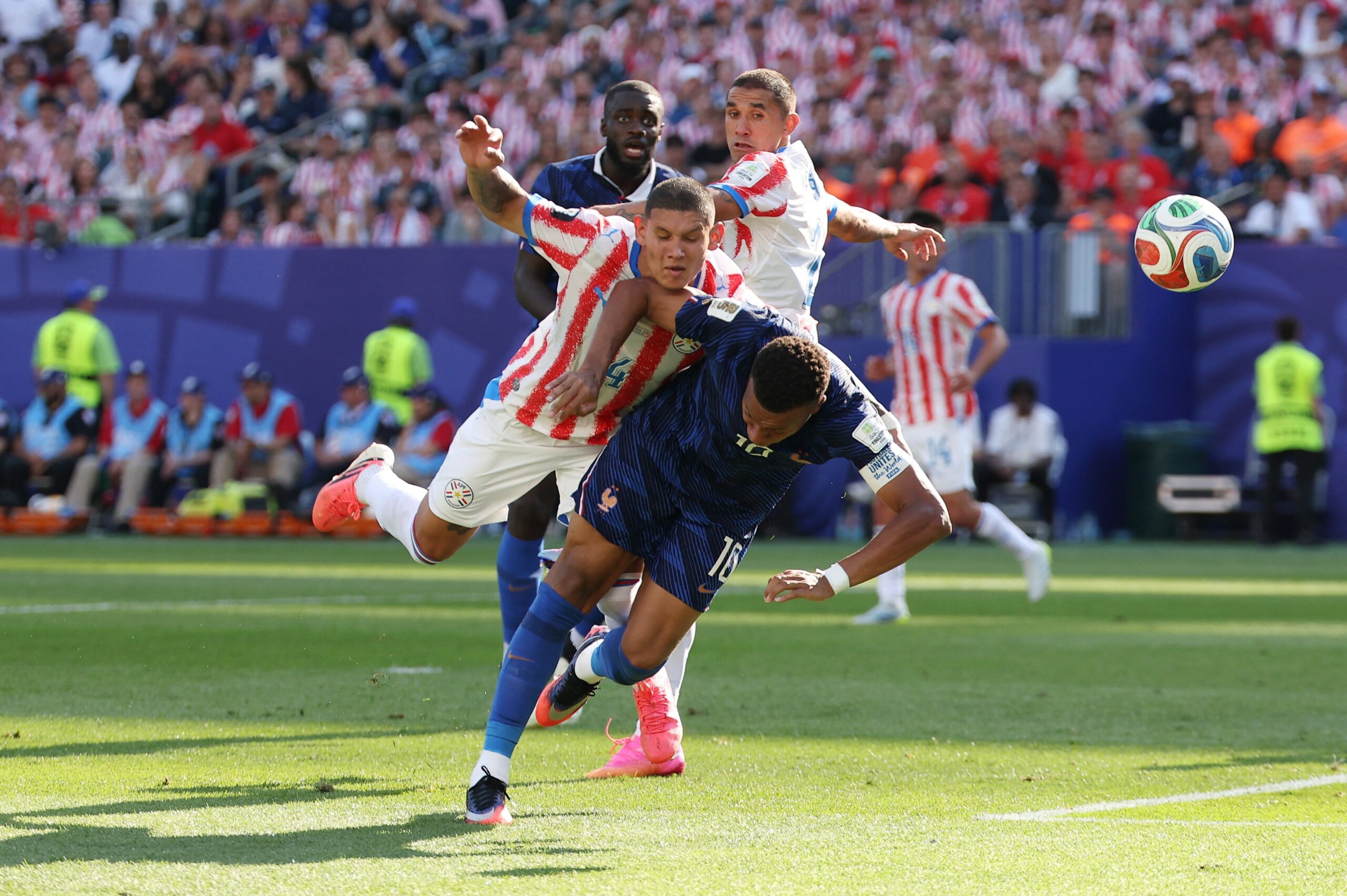 Cáceres, do Paraguai, revela provocação de Mbappé: “Quer me dar um beijo?”