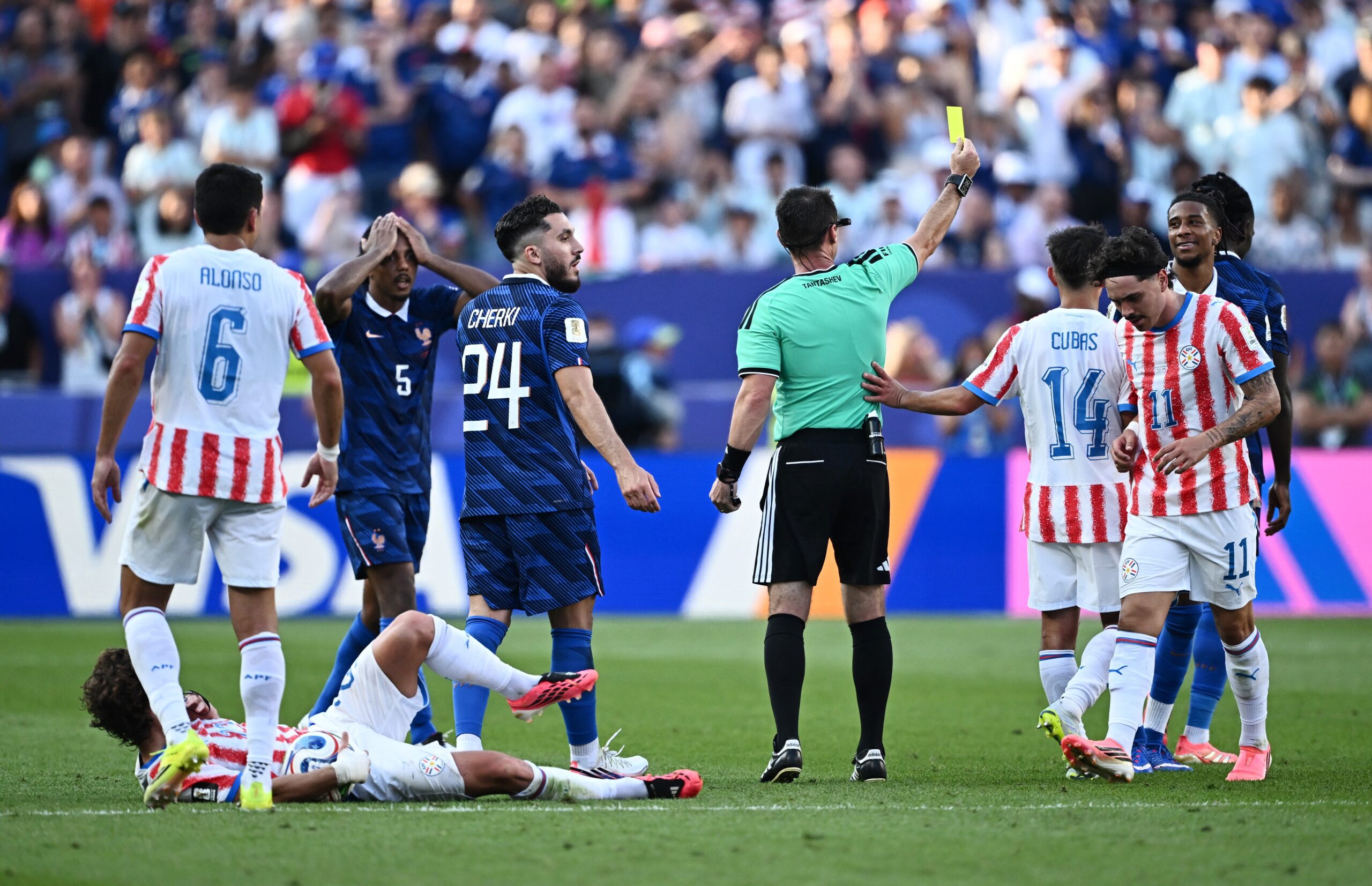 Federação da França cogita pedir à Fifa anulação do cartão amarelo que Olise recebeu contra Paraguai