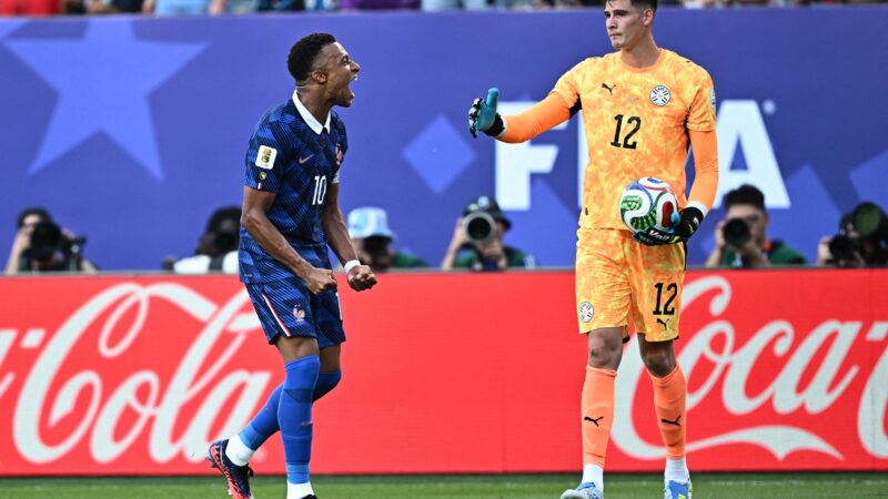 Mbappé suporta pressão, mostra nova versão e decide para a França