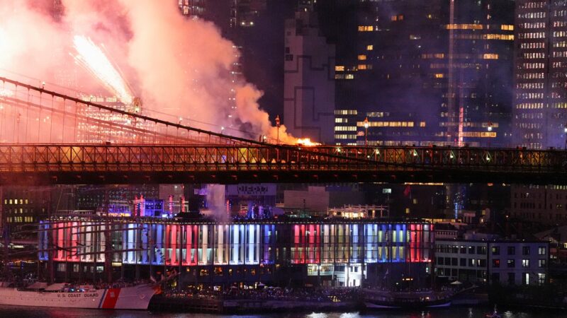 Incêndio atinge ponte do Brooklyn, em Nova York, durante queima de fogos de 4 de julho; FOTOS
