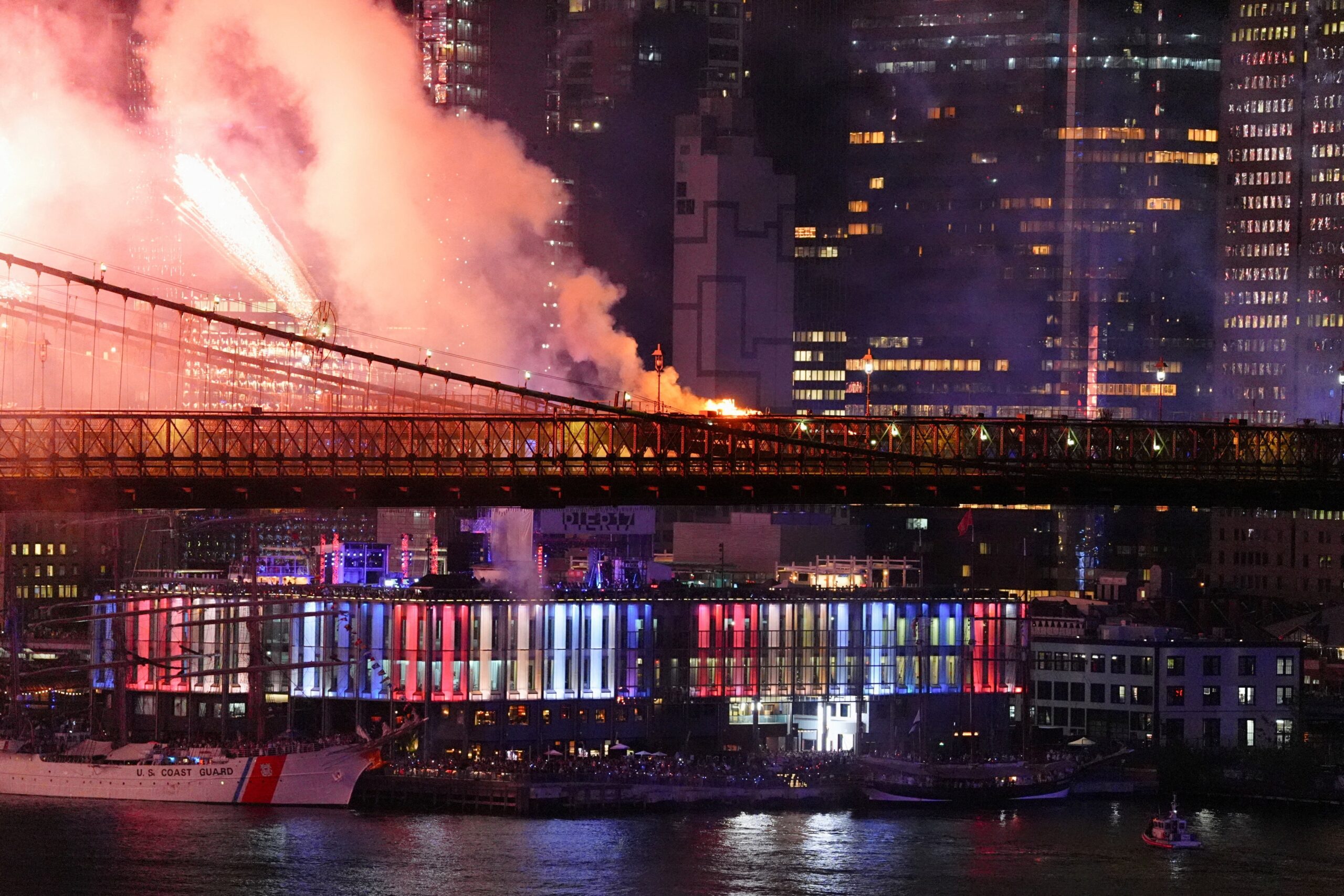 Incêndio atinge ponte do Brooklyn, em Nova York, durante queima de fogos de 4 de julho; FOTOS